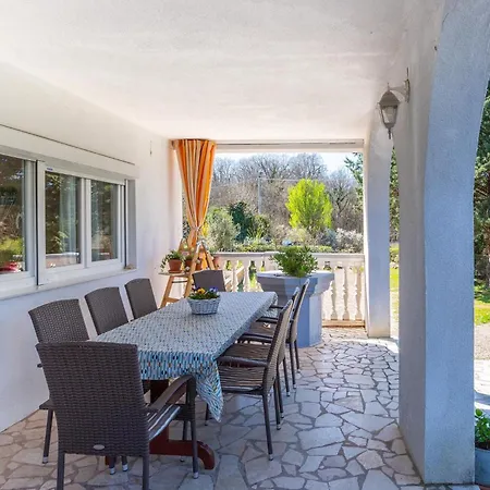Cozy In Malinska With Kitchen Σπίτι διακοπών Županje