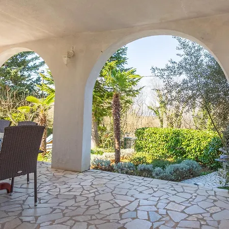 Cozy In Malinska With Kitchen Σπίτι διακοπών Županje