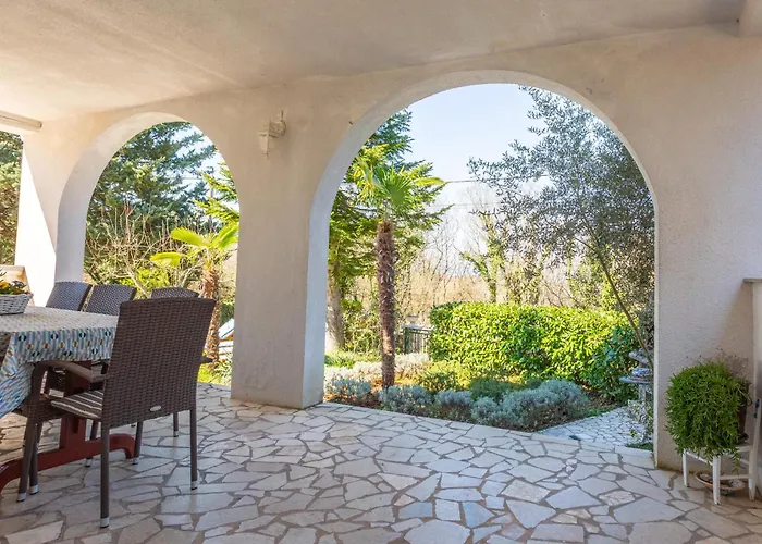 3 Bedroom Amazing In Malinska Holiday home Zupanje