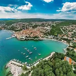 3 Bedroom Amazing In Malinska Hébergement de vacances Županje
